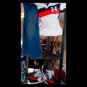 Polo TH shirt with jeans and pumas